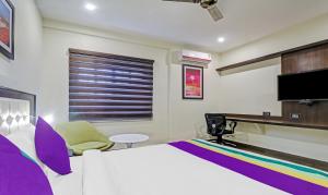 Treebo Premium Raj Vista Global Village的电视和/或娱乐中心