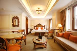 Habitación de hotel con cama y mesa en Plaza Grande Hotel, en Quito