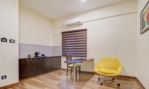 Treebo Premium Raj Vista Global Village的休息区