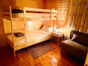 sypialnia z 2 łóżkami piętrowymi w kabinie w obiekcie MI CASA DE MADERA w mieście Paúl