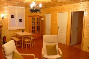 Pokój ze stołem i krzesłami oraz jadalnią w obiekcie MI CASA DE MADERA w mieście Paúl +4 zdjęcia