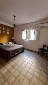 um quarto grande com uma cama e uma janela em El Chabot Fan em Salta