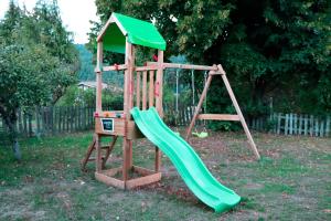 Plac zabaw dla dzieci w obiekcie MI CASA DE MADERA