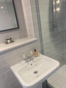 Bridge House Hotel & Silver Howe View Cottage的一间浴室