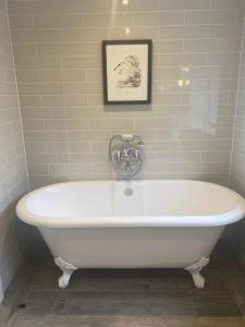Bridge House Hotel & Silver Howe View Cottage的一间浴室