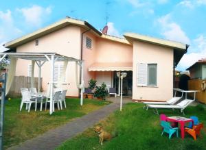 una casa con un perro sentado en el patio en La Meria di Maria Villa Rosa en Grosseto