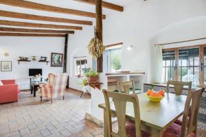 cocina y sala de estar con mesa y sillas en casa rural el niño Santamaría , con piscina y wifi en Vejer de la Frontera