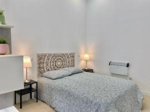 Cama o camas de una habitación en Centro Madrid Rio - Monederos 48