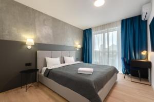 Säng eller sängar i ett rum på 1295 Best loft apartment in Kyiv