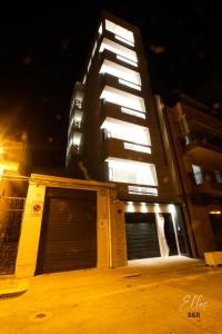 un grand bâtiment la nuit avec un garage dans l'établissement B&B Elles con parcheggio interno, à Barletta