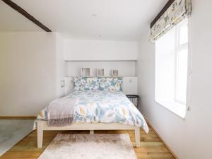 Una cama o camas en una habitación de Cherry Orchard Cottage