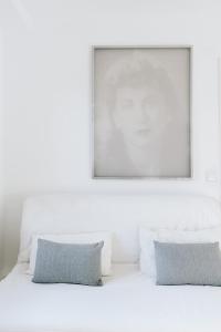 ログローニョにあるEspacio Método - céntrico, original, diseñoの白いベッドルーム(枕2つ付)