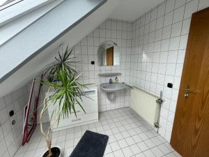 Ένα μπάνιο στο Ferienwohnung Adelheid Brachtendorf +20 φωτογραφίες