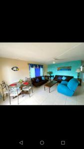 Χώρος καθιστικού στο Beach-side condos at Turtle Beach Towers