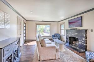 Posezení v ubytování Luxe Home with Backyard Oasis about 1 Mi to Midtown