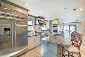 Kuchyň nebo kuchyňský kout v ubytování Luxe Home with Backyard Oasis about 1 Mi to Midtown