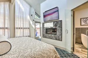 Postel nebo postele na pokoji v ubytování Luxe Home with Backyard Oasis about 1 Mi to Midtown