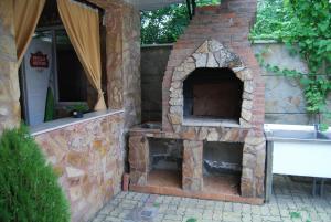 a brick oven with a sink in a yard at Vila Anda in Eforie Sud