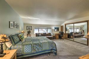Postelja oz. postelje v sobi nastanitve Steps to Nevada Beach Zephyr Cove Home with Deck!