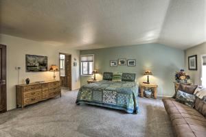 Postelja oz. postelje v sobi nastanitve Steps to Nevada Beach Zephyr Cove Home with Deck!