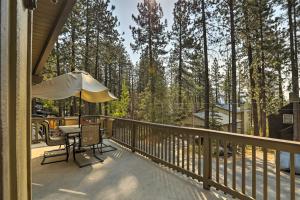 Balkon oz. terasa v nastanitvi Steps to Nevada Beach Zephyr Cove Home with Deck!