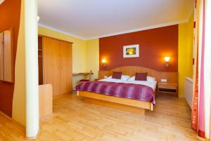 Postel nebo postele na pokoji v ubytování Golf & Thermenland Sonnenpension Frühstückshotel Burgauberg Stegersbach