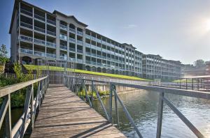 un bâtiment avec une passerelle à côté d'une masse d'eau dans l'établissement Resort Perks, View Lands End Condo in Osage Beach, à Osage Beach