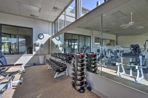 - une salle de sport avec des rames de tapis de course et des miroirs dans l'établissement Resort Perks, View Lands End Condo in Osage Beach, à Osage Beach