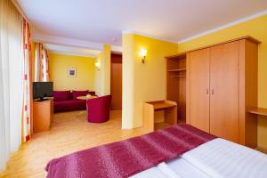 Postel nebo postele na pokoji v ubytování Golf & Thermenland Sonnenpension Frühstückshotel Burgauberg Stegersbach