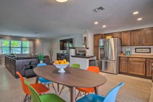 Η κουζίνα ή μικρή κουζίνα στο Colorful Fort Myers Home with Sunroom and Patio!