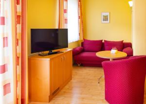 TV a/nebo společenská místnost v ubytování Golf & Thermenland Sonnenpension Frühstückshotel Burgauberg Stegersbach