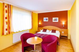 Postel nebo postele na pokoji v ubytování Golf & Thermenland Sonnenpension Frühstückshotel Burgauberg Stegersbach + 29 fotografií