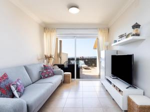 TV a/nebo společenská místnost v ubytování PillowAbroad - Sea view terrace