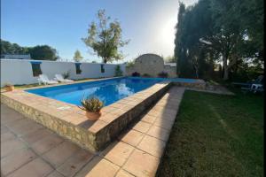 een zwembad in de achtertuin van een huis bij casa rural Santamaría con piscina y wifi in Vejer de la Frontera