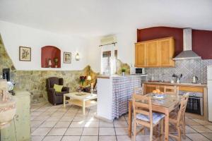 een keuken en een woonkamer met een tafel en stoelen bij casa rural Santamaría con piscina y wifi in Vejer de la Frontera
