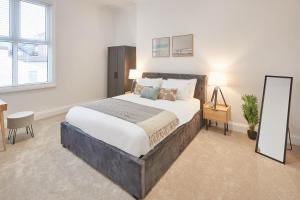 1 dormitorio con 1 cama grande y espejo en Host & Stay - 39 Marine Parade, en Saltburn-by-the-Sea