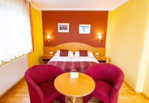 Postel nebo postele na pokoji v ubytování Golf & Thermenland Sonnenpension Frühstückshotel Burgauberg Stegersbach