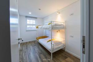 1 Schlafzimmer mit 2 Etagenbetten in einem Zimmer in der Unterkunft Host'olaria in Lamego