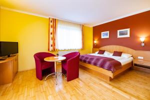 Postel nebo postele na pokoji v ubytování Golf & Thermenland Sonnenpension Frühstückshotel Burgauberg Stegersbach