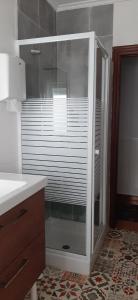 W łazience znajduje się prysznic ze szklanymi drzwiami. w obiekcie ALOJAMIENTO CASA LEÓN w mieście Santoña