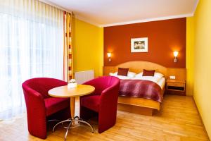 Postel nebo postele na pokoji v ubytování Golf & Thermenland Sonnenpension Frühstückshotel Burgauberg Stegersbach