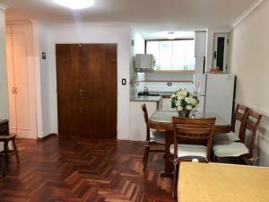 a kitchen and dining room with a table and chairs at Departamento Boutique en Nueva Córdoba in Cordoba