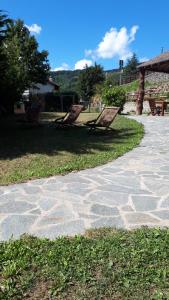 A garden outside B&B La Soldanella