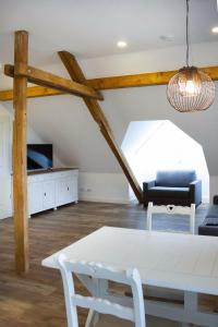 uma sala de estar com uma mesa branca e um sofá em Landapartments Smitmans em Kerken