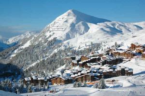 une station de ski sur une montagne couverte de neige dans l'établissement LA PLAGNE Appartement 2 pièces 30m² à BELLE-PLAGNE, à La Plagne Tarentaise 4 autres photos