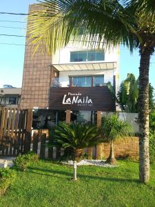 een gebouw met een bord dat la malia leest bij Pousada La Naila in Bertioga
