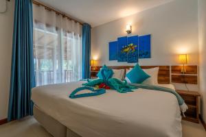 Postel nebo postele na pokoji v ubytování Ithaa Dhigurah Maldives