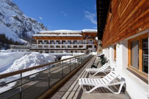 balkon hotelu z pokrytymi śniegiem górami w obiekcie Village vacances de Val d'Isère w mieście Val dʼIsère