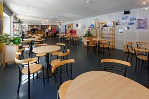 une salle à manger avec des tables et des chaises dans un restaurant dans l'établissement Village vacances de Val d'Isère, à Val dʼIsère