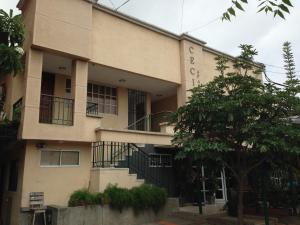 un edificio con balcones en un lateral en Cecil Aparta Estudios en Barranquilla